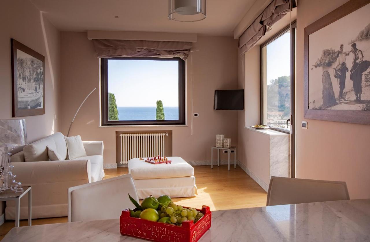 Fenetre Sur Le Blue * Taormina